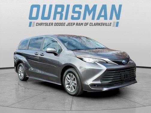 2023 Toyota Sienna LE