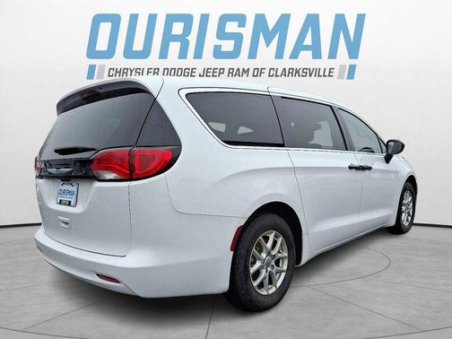 2023 Chrysler Voyager LX