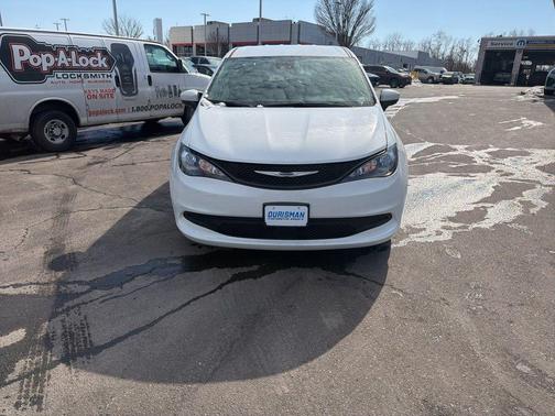 2023 Chrysler Voyager LX