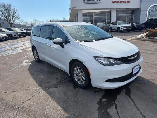 2023 Chrysler Voyager LX