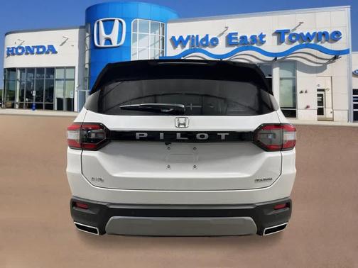 Platinum White Pearl 2026 Honda Pilot Touring 8-Passenger