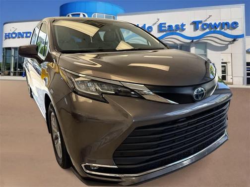 2022 Toyota Sienna XLE 8 Passenger