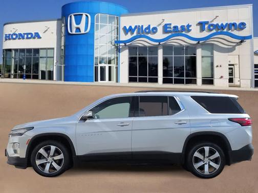 Silver Ice Metallic 2022 Chevrolet Traverse LT Leather