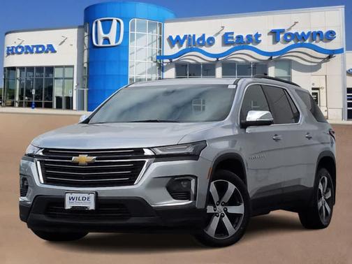 Silver Ice Metallic 2022 Chevrolet Traverse LT Leather