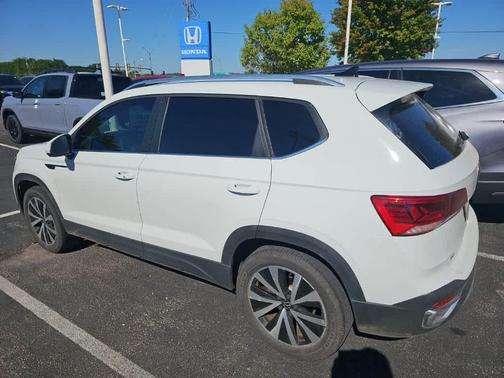 Pure White 2022 Volkswagen Taos 1.5T SE