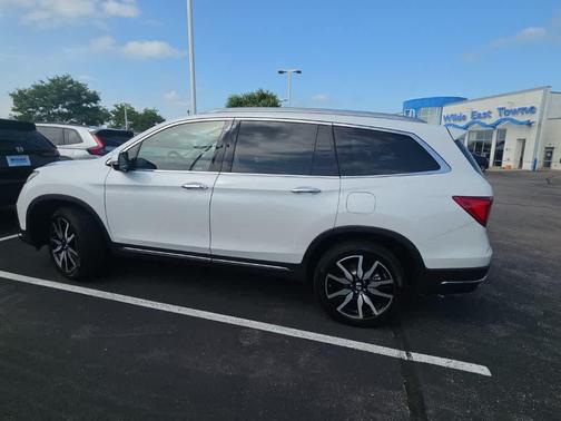 Platinum White Pearl 2022 Honda Pilot Touring 8-Passenger
