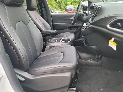 Bright White Clear-Coat Exterior Paint 2027 Chrysler Pacifica L