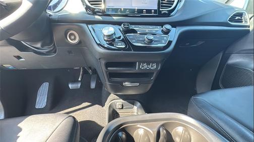 Diamond Black Crystal Pearlcoat 2025 Chrysler Pacifica L