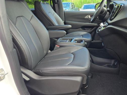 Bright White Clear-Coat Exterior Paint 2027 Chrysler Pacifica LX