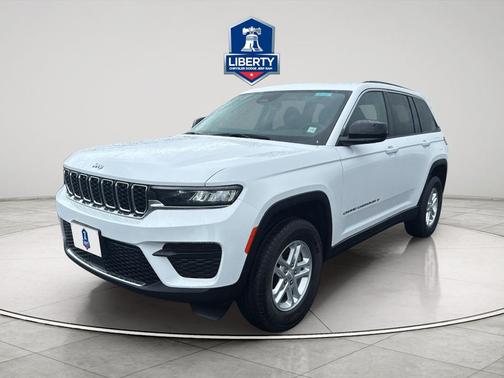 Bright White Clearcoat 2023 Jeep Grand Cherokee Laredo