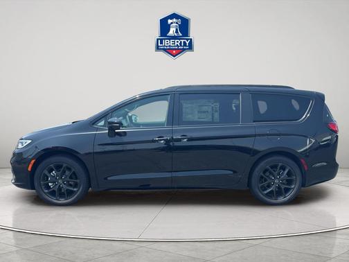 Diamond Black Crystal Pearlcoat 2026 Chrysler Pacifica L
