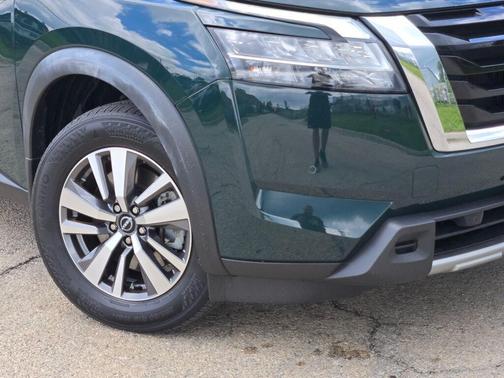 Black 2024 Nissan Pathfinder SL 4WD