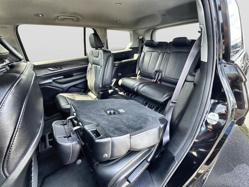 Diamond Black Crystal Pearlcoat 2023 Jeep Grand Cherokee L Limited