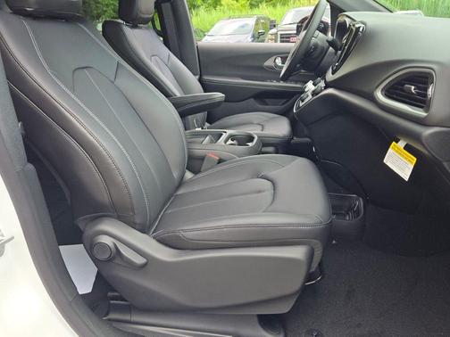 Bright White Clear-Coat Exterior Paint 2027 Chrysler Pacifica LX