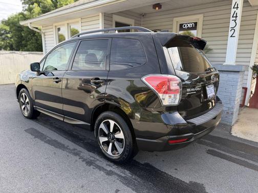 Crystal Black Silica 2017 Subaru Forester 2.5i Premium
