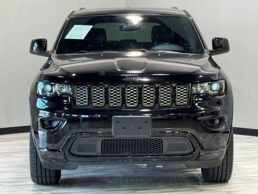Diamond Black Crystal Pearlcoat 2018 Jeep Grand Cherokee Altitude