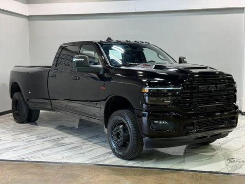 Diamond Black Crystal Pearlcoat 2025 RAM 3500 Laramie Crew Cab 4x4 8' Box
