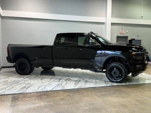 Diamond Black Crystal Pearlcoat 2025 RAM 3500 Laramie Crew Cab 4x4 8' Box