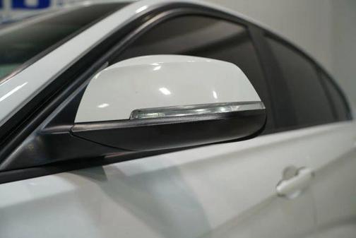 Alpine White 2016 BMW 320 i