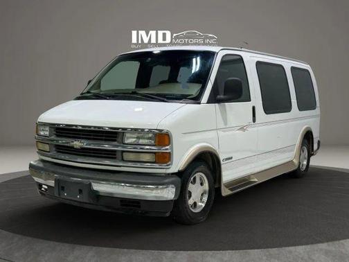 Summit White 2002 Chevrolet Express 1500 Base