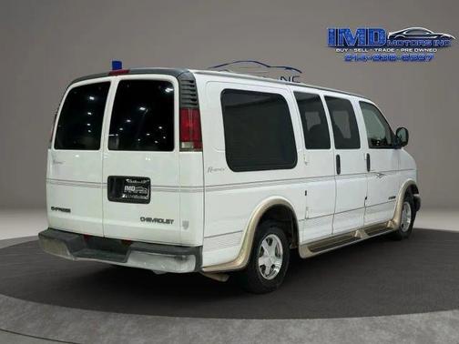 Summit White 2002 Chevrolet Express 1500 Base