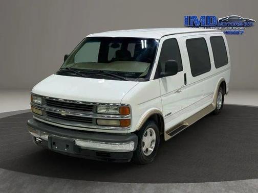 Summit White 2002 Chevrolet Express 1500 Base