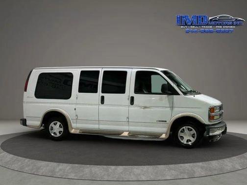 Summit White 2002 Chevrolet Express 1500 Base