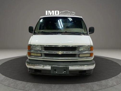 Summit White 2002 Chevrolet Express 1500 Base