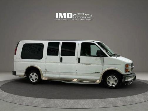 Summit White 2002 Chevrolet Express 1500 Base