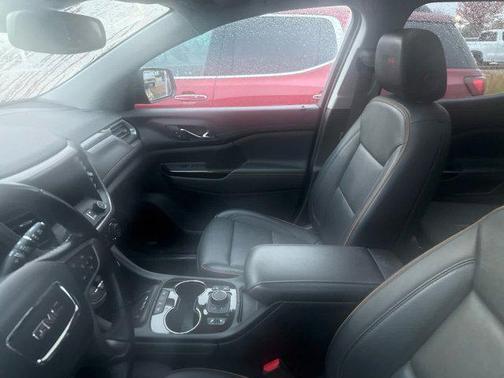 2022 GMC Acadia AWD AT4