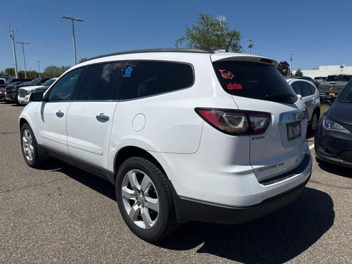 Summit White 2017 Chevrolet Traverse 1LT