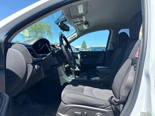 Summit White 2017 Chevrolet Traverse 1LT