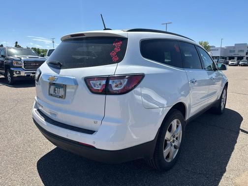 Summit White 2017 Chevrolet Traverse 1LT