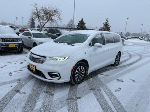 2022 Chrysler Pacifica Hybrid Touring L