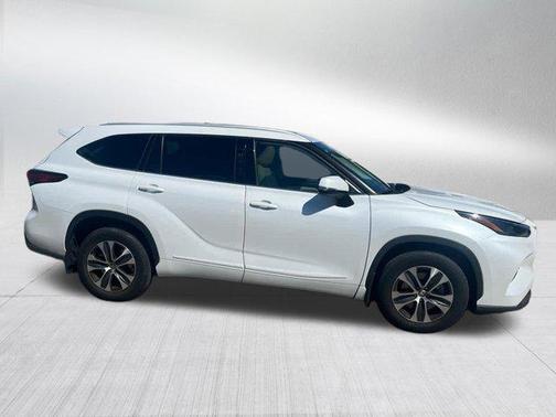 Wind Chill Pearl 2022 Toyota Highlander XLE