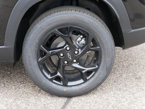 Mosaic Black Metallic 2026 Chevrolet Trax LT