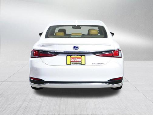 EMINENT WHITE P 2019 Lexus ES 300h Luxury