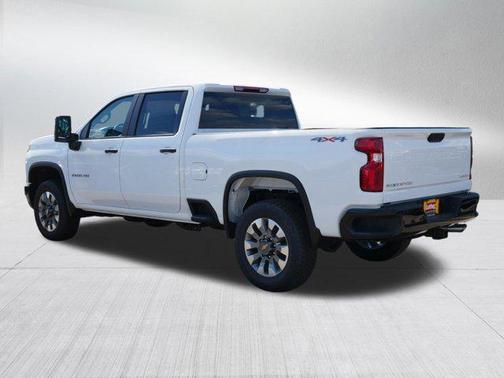 Summit White 2026 Chevrolet Silverado 2500 Custom