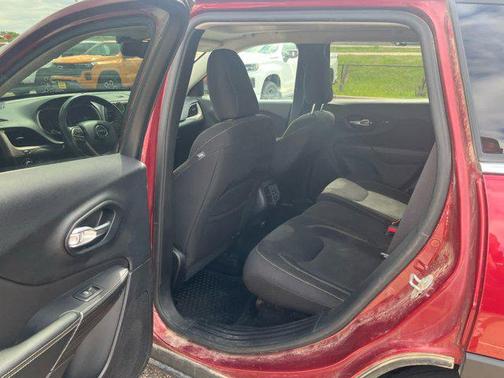Deep Cherry Red Crystal Pearlcoat 2015 Jeep Cherokee Latitude