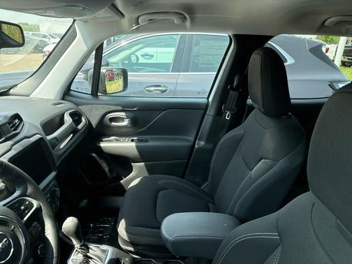 Alpine White Clearcoat 2023 Jeep Renegade Latitude