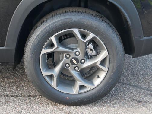 Mosaic Black Metallic 2026 Chevrolet Trax LT
