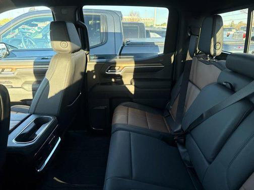 Iridescent Pearl Tricoat 2024 Chevrolet Silverado 1500 High Country