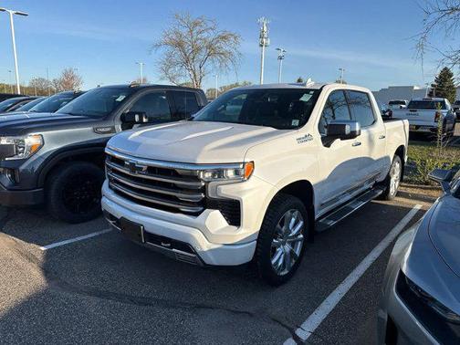 Iridescent Pearl Tricoat 2024 Chevrolet Silverado 1500 High Country