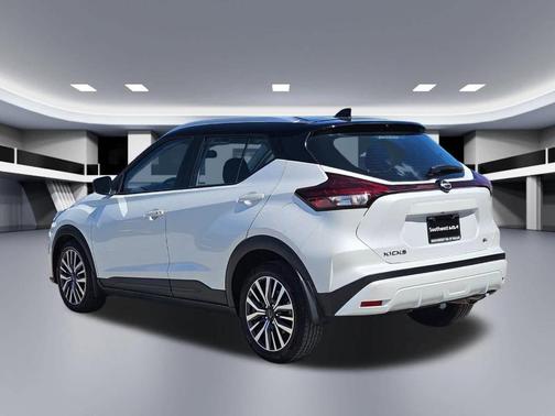 Aspen White / Super Black 2023 Nissan Kicks SV