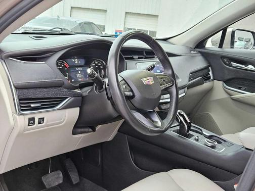 2023 Cadillac XT4 Premium Luxury