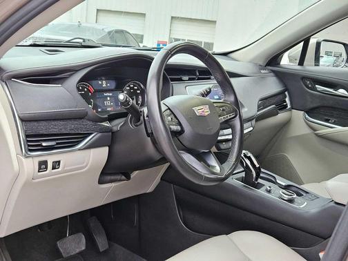 2023 Cadillac XT4 Premium Luxury