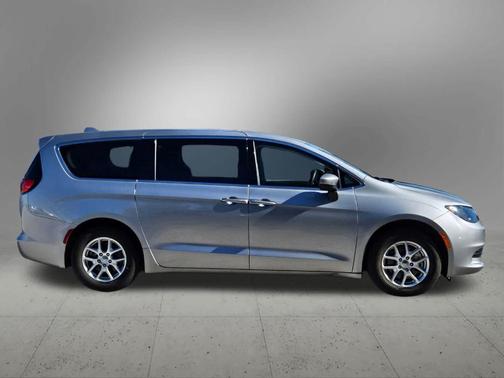 2020 Chrysler Voyager LX
