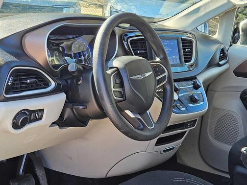 2020 Chrysler Voyager LX