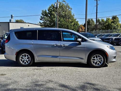 2020 Chrysler Voyager LX