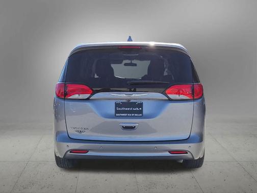 2020 Chrysler Voyager LX